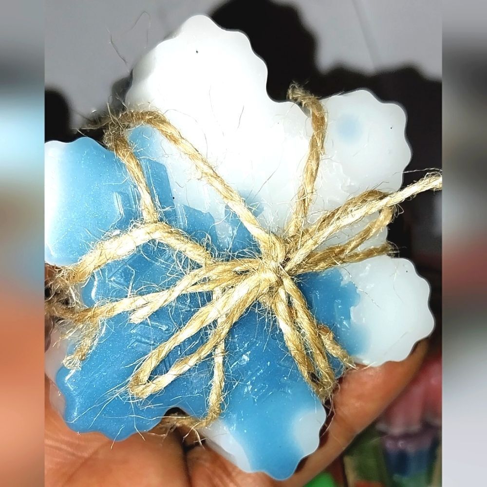 Hand crafted snowflake 3piece waxmelts from our Winter Wonderland collection - Picture 2 of 9